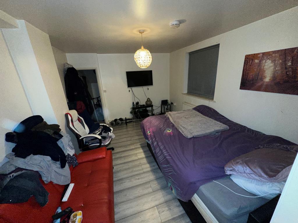 Lot: 77 - SHOP AND STUDIO FOR INVESTMENT WITH VACANT MAISONETTE - Studio Flat
